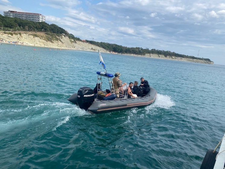 В Геленджике водолазы помогли людям, оставшимся в открытом море во время шторма