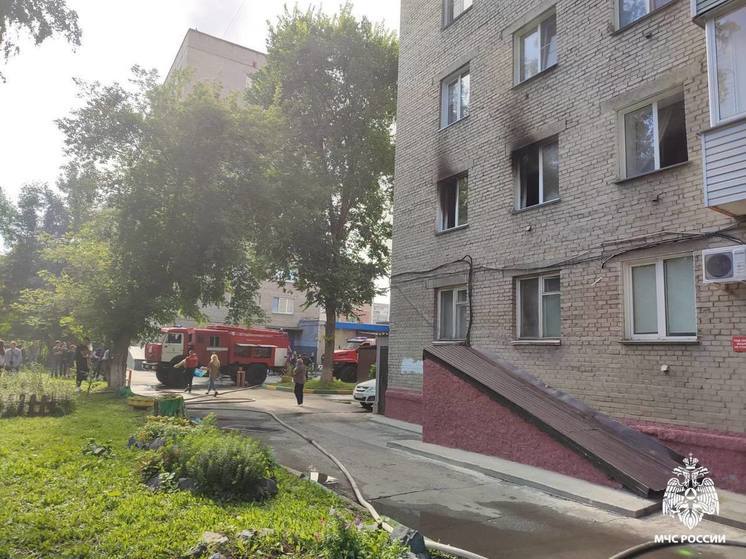 «Спасли 8 человек»: в Новосибирске пожарные потушили огонь в высотке на улице Богаткова