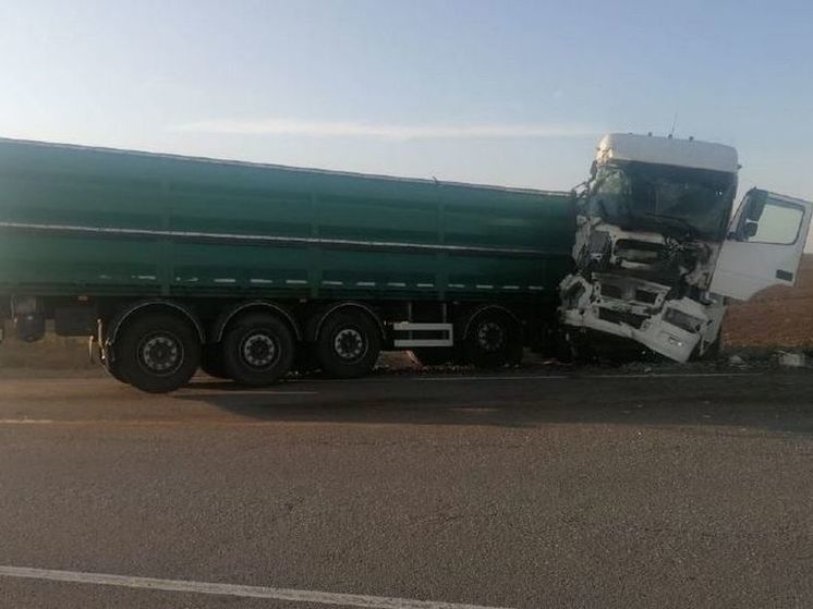 В Волгоградской области в ДТП с КамАЗом и трактором пострадали 2 человека