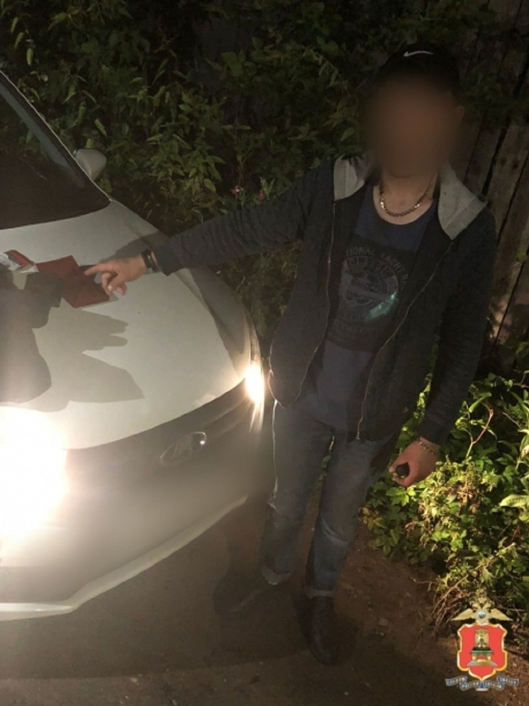В Твери вор украл из открытого автомобиля деньги и документы