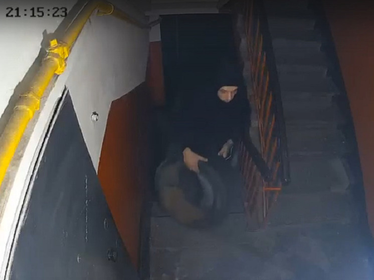 Появилось видео поджога в подъезде дома на улице Фадеева в Твери