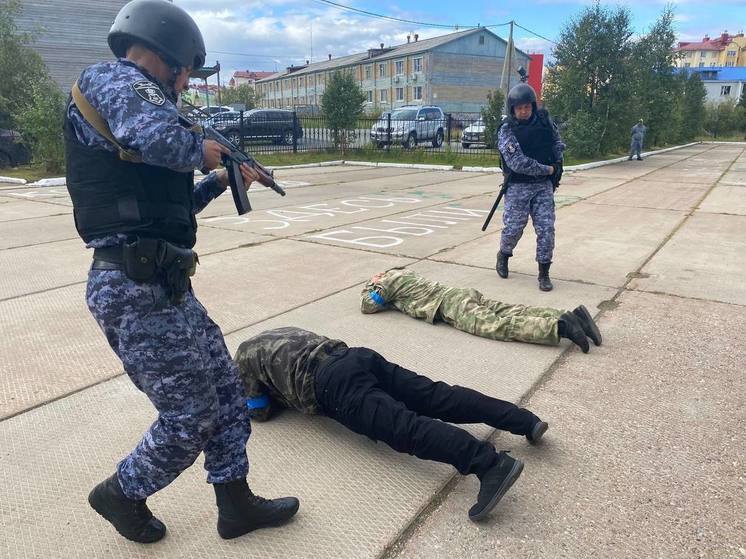 Силовики и спасатели обезвредили вымышленных террористов в гимназии Салехарда