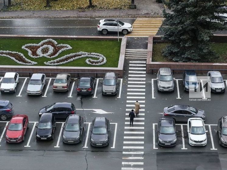 На парковке по улице Вахитова в Казани возле КГЭУ сократят количество мест
