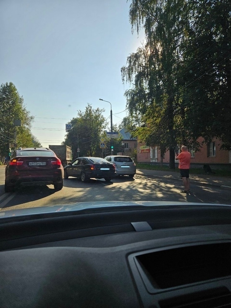 На улице Орджоникидзе в Твери произошло ДТП: собирается пробка