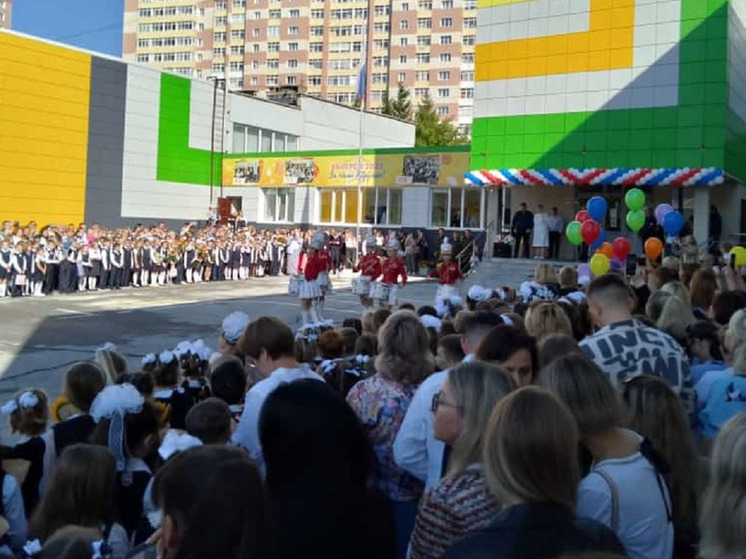 Флорист Сухаржевский сообщил, что учителям не стоит дарить букеты с любовной тематикой