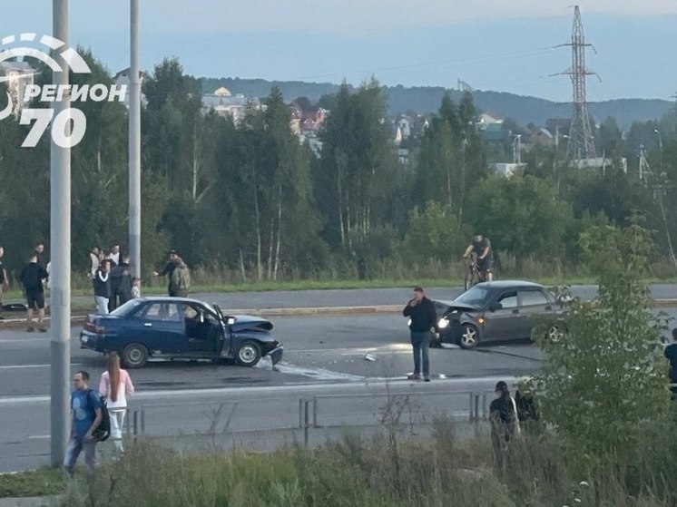 В Томске две отечественные машины столкнулись на дороге