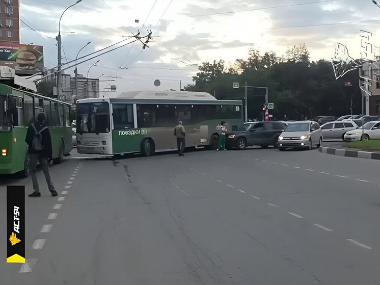 Массовое ДТП: «паровозик» собрали на Березовой роще в Новосибирске