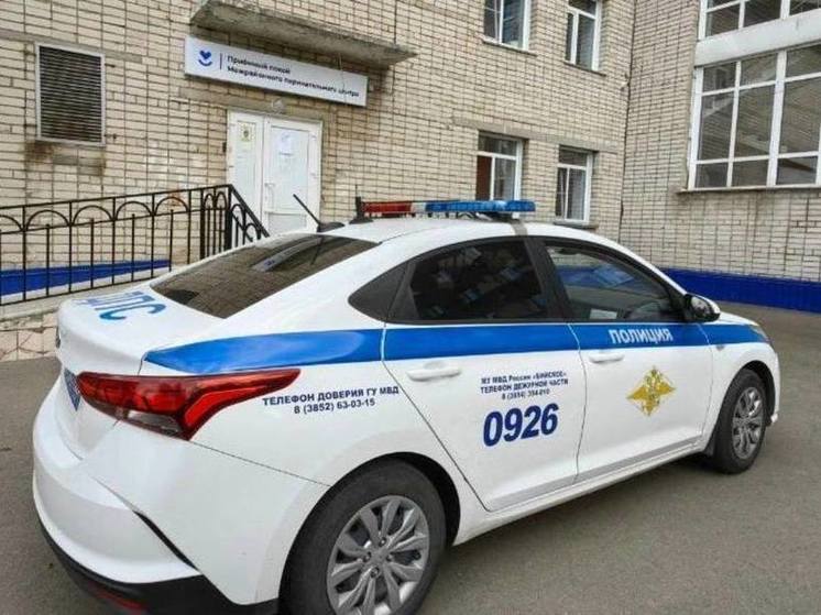 В Алтайском крае женщина едва не родила в машине полиции