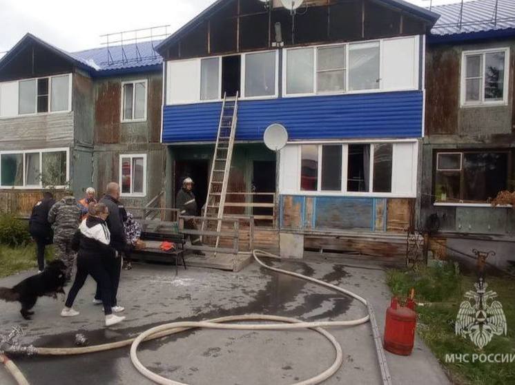 Пожарные спасли 6 человек из горящего дома в Лабытнанги