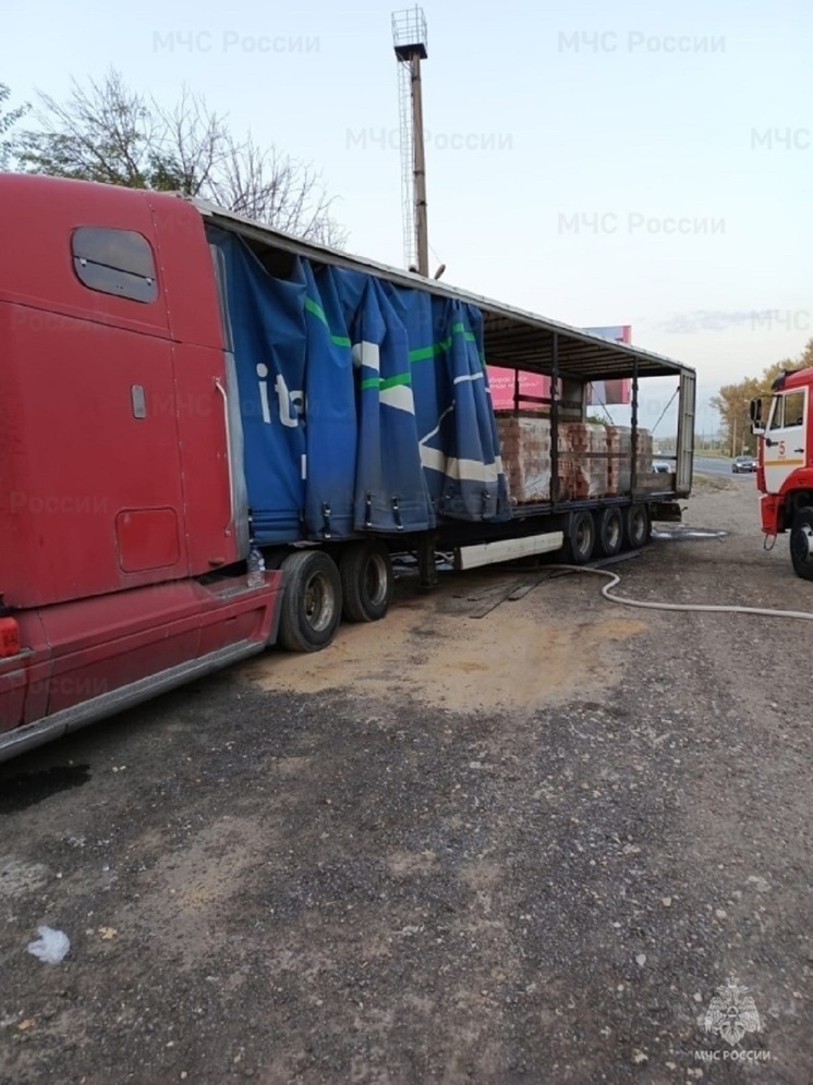 На орловской трассе у грузовика на ходу загорелся прицеп