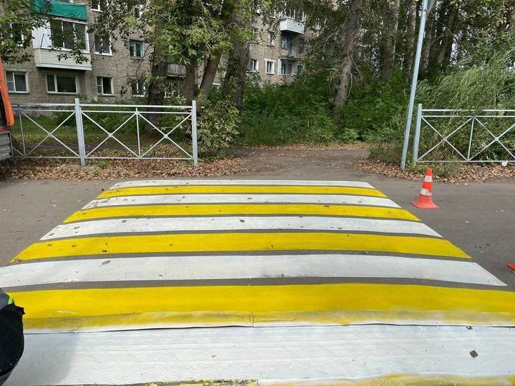 В Омске обновляют разметку на пешеходных переходах у школ