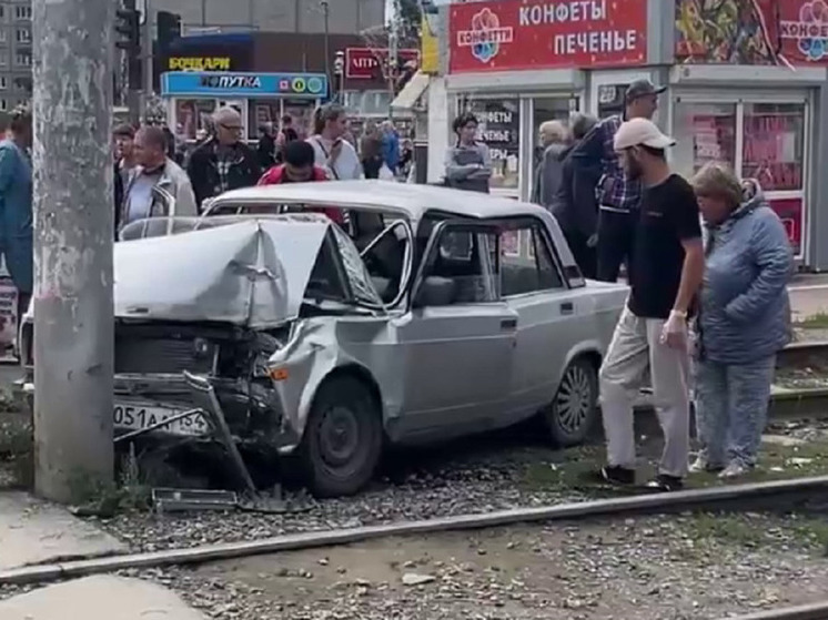 В Новосибирске 83-летний водитель «Жигулей» влетел в столб на Волховской