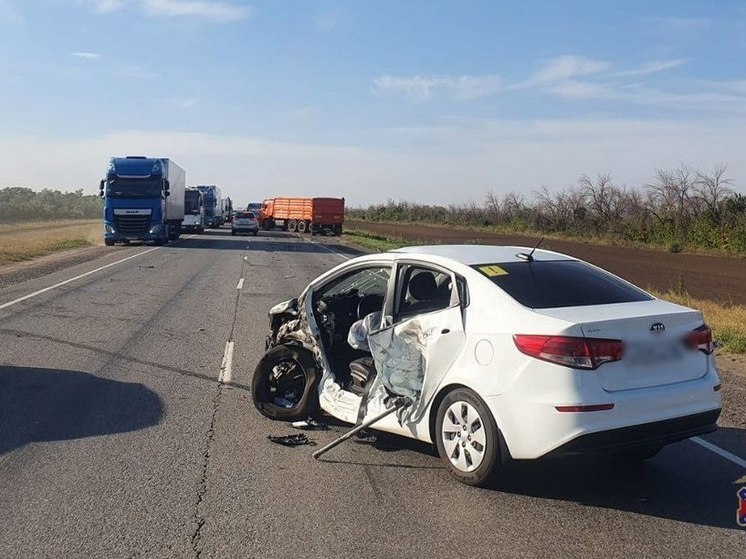 В Волгоградской области в ДТП с КамАЗом и иномаркой пострадал 3-летний ребенок