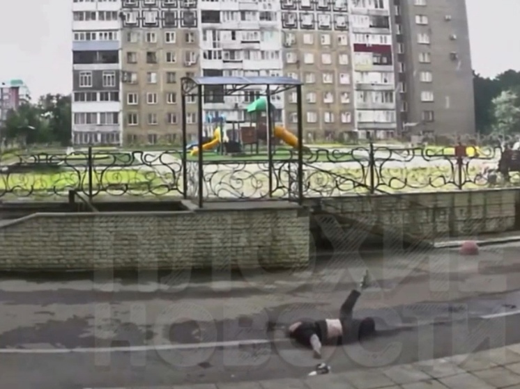 Смертельное падение парня с большой высоты в Новокузнецке попало на видео