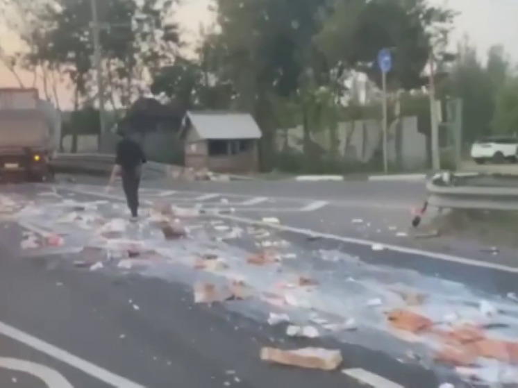 На Ленинградке грузовик из-за аварии разметал продукты по трассе