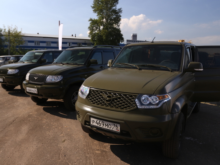 В Ярославле железнодорожники передали воинам СВО 12 автомобилей