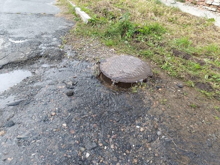 Вода из канализации заливает двор в Петрозаводске