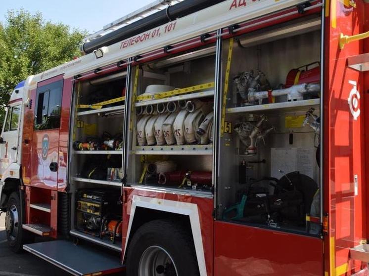 В Горячем Ключе огонь охватил 800 м2 сухой травы, дом и две хозпостройки