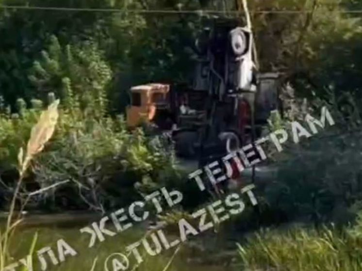 В Белеве ассенизатор упал в водоем