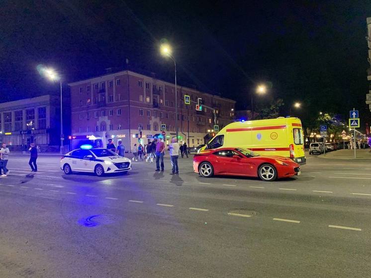 На Тверском проспекте красная Ferrari попала в ДТП