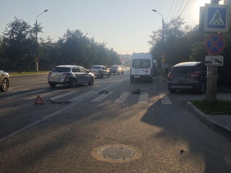 В Твери Ford протаранил Citroën и дерево