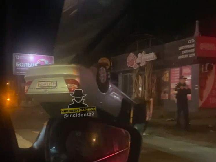 В Барнауле автомобиль врезался в столб и перевернулся
