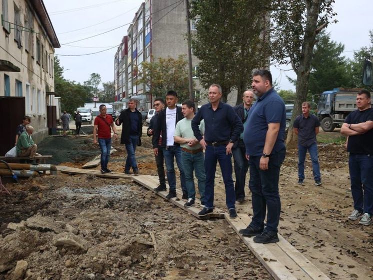 Мэр Надсадин проконтролировал завершение работ на улице Дружбы