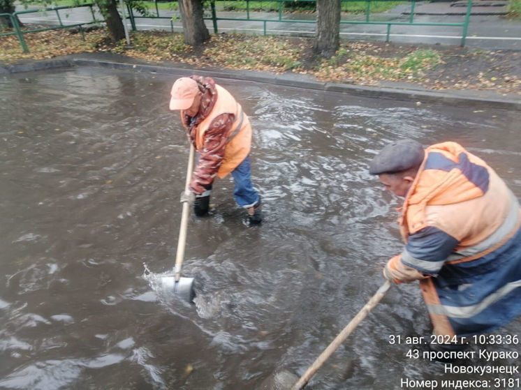 Улицы Новокузнецка ушли под воду из-за непогоды