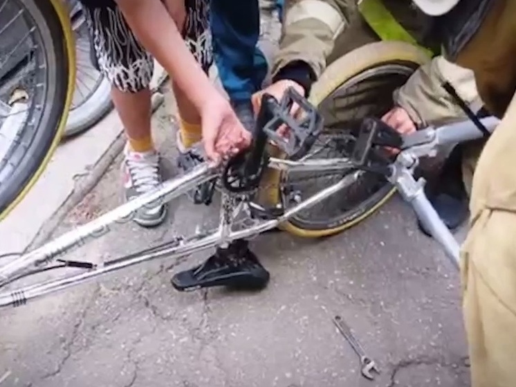 В Луганске при ремонте велосипеда у ребёнка застряли пальцы