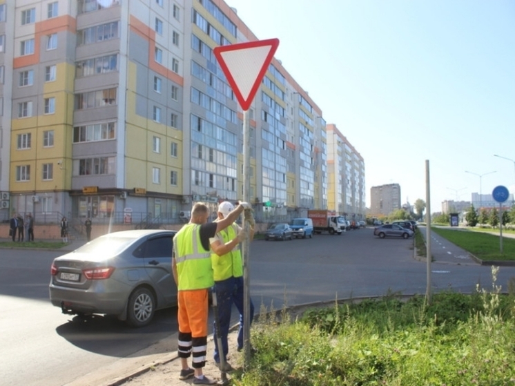 В Державинском районе устанавливают новые дорожные знаки