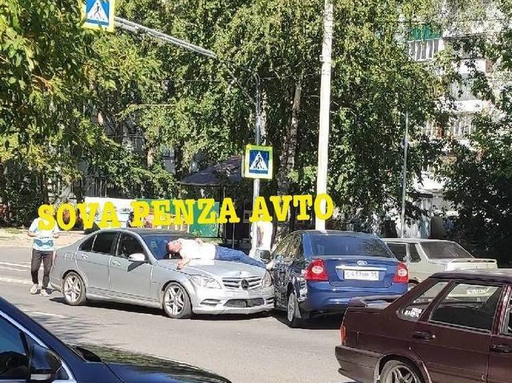 В Пензе на улице Ладожской столкнулись две иномарки: человек лежит на капоте