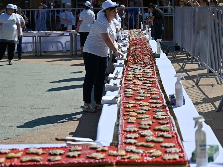 На День города в Рязани испекли 100-метровый пирог по старинному рецепту