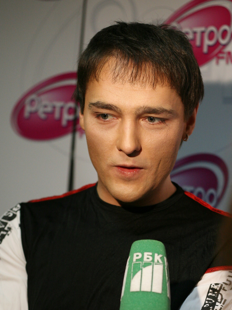 Белые розы высадили у дома, где жил Юрий Шатунов