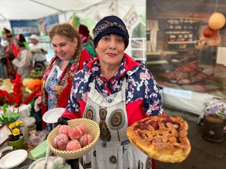 Бабушка-кулинарный блогер представила казачью кухню на фестивале в Чите