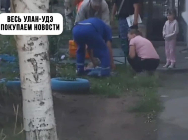 В Улан-Удэ малыш убежал от прадедушки и выпал из окна второго этажа