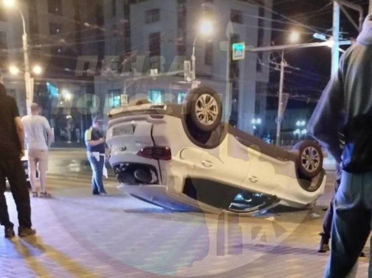В центре Пензы ночью в жестком ДТП перевернулась легковушка
