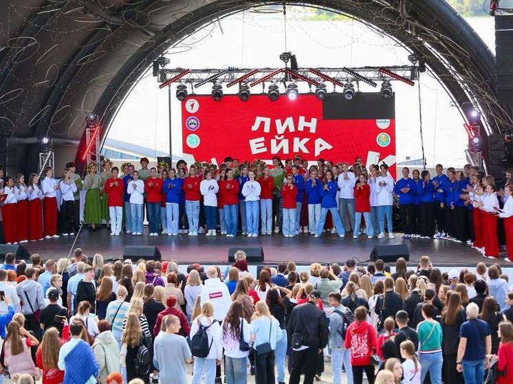 Сотни жителей Новосибирска пришли на Михайловскую набережную на праздник 1 сентября