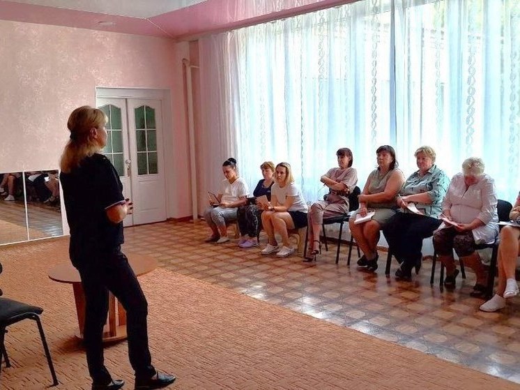В Геническе полицейские и представитель ЦБ встретились с работниками детсада