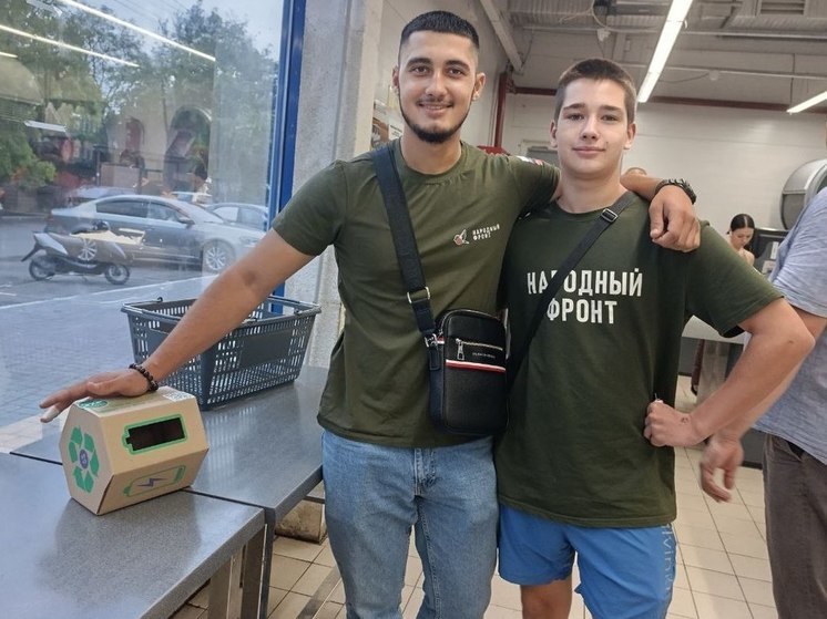 Активисты Народного Фронта установили в Геническе 15 коробок для сбора батареек