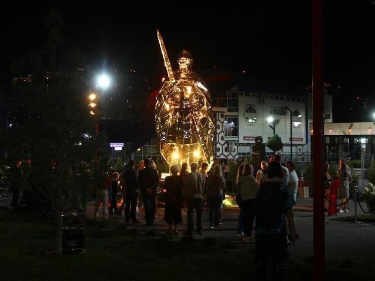 Новый памятник Олегу Рязанскому открыли ко Дню города на Бульваре Победы