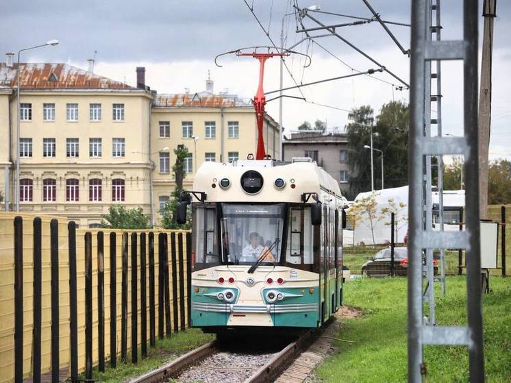 В Петербурге открыли новый цех для сборки ретро-трамваев «Достоевский»