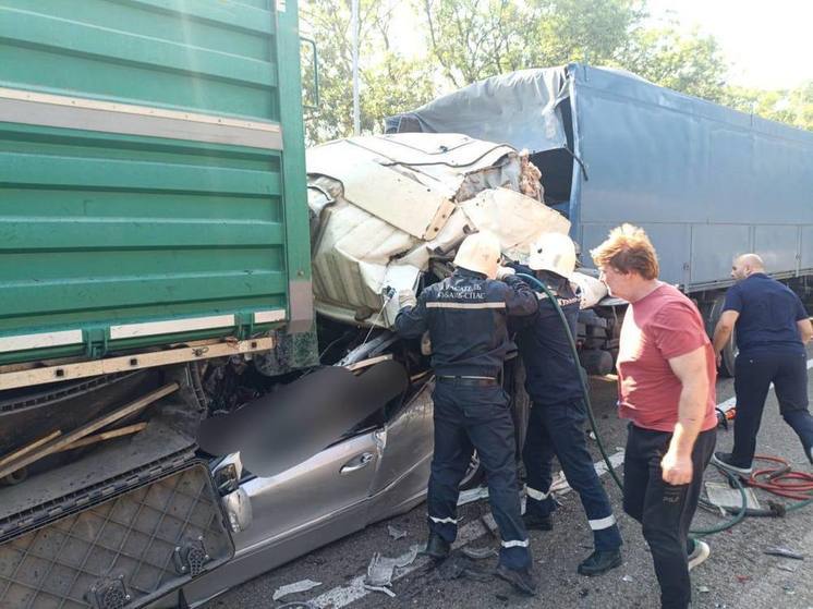 В Армавире «Мерседес» зажало между КАМАЗами