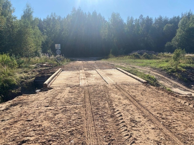 В Боровичском районе ремонтируют мост через реку Волжанку