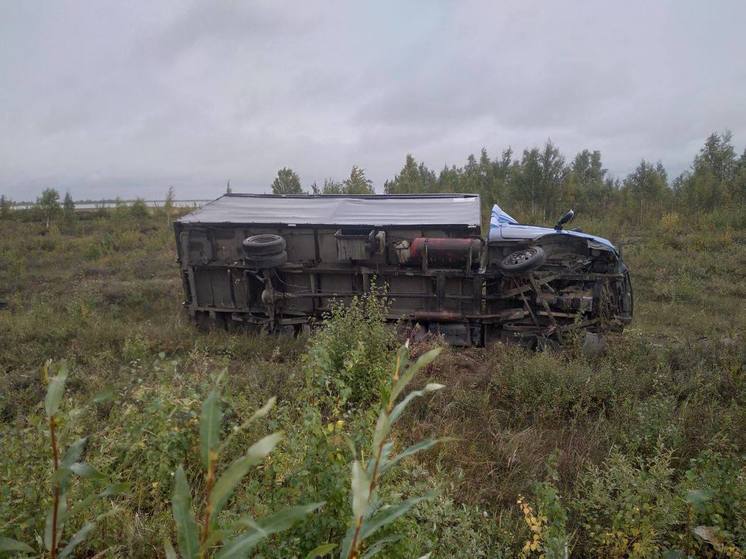 Грузовик завалился на бок на ямальской трассе
