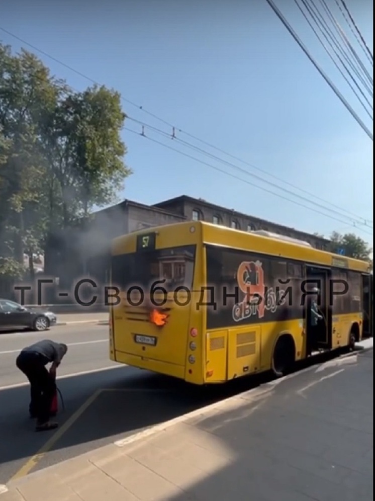 В Ярославле на дороге горел пассажирский автобус