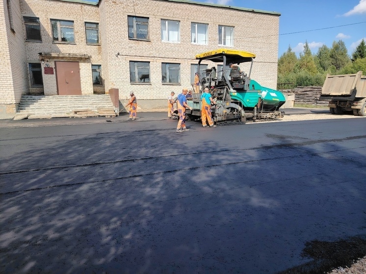 У школы в Оленинском округе отремонтировали дорогу