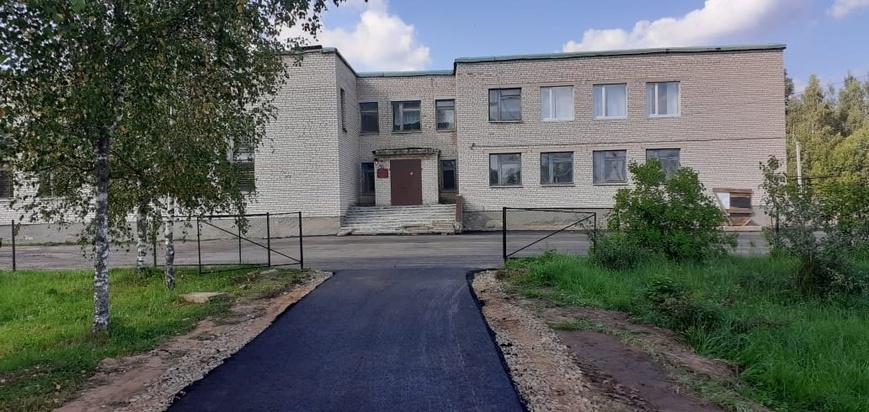 У школы в Оленинском округе отремонтировали дорогу