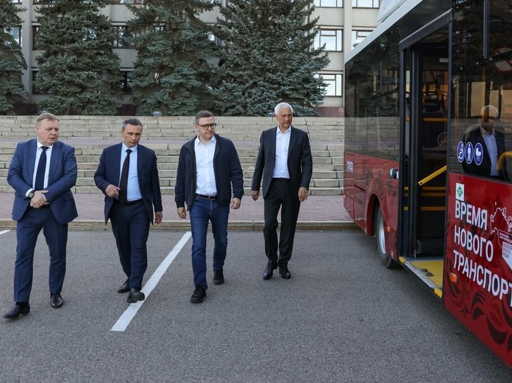 Алексею Текслеру показали жилой корпус Академии хоккея «Металлург» и новые автобусы