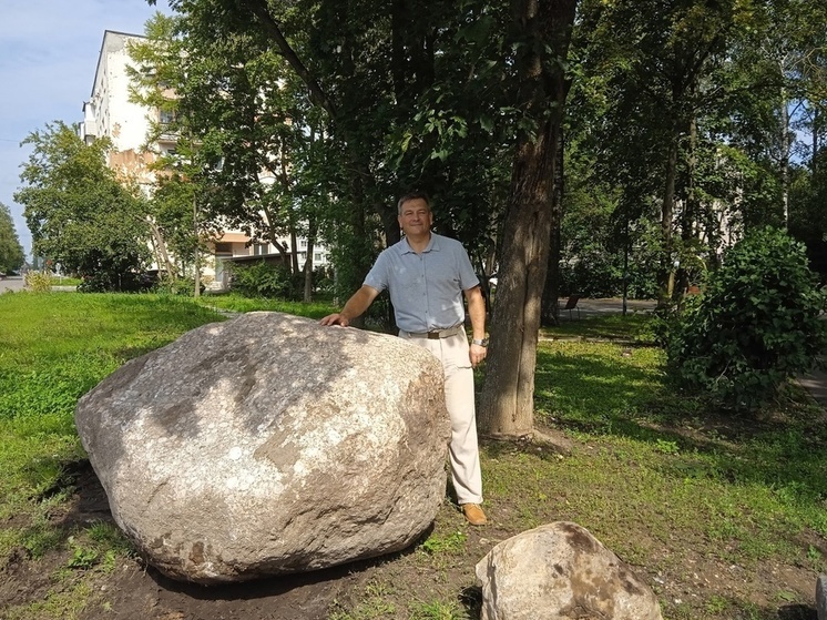 Новгородцев просят посоветовать, что написать на табличке в сквере Мирный