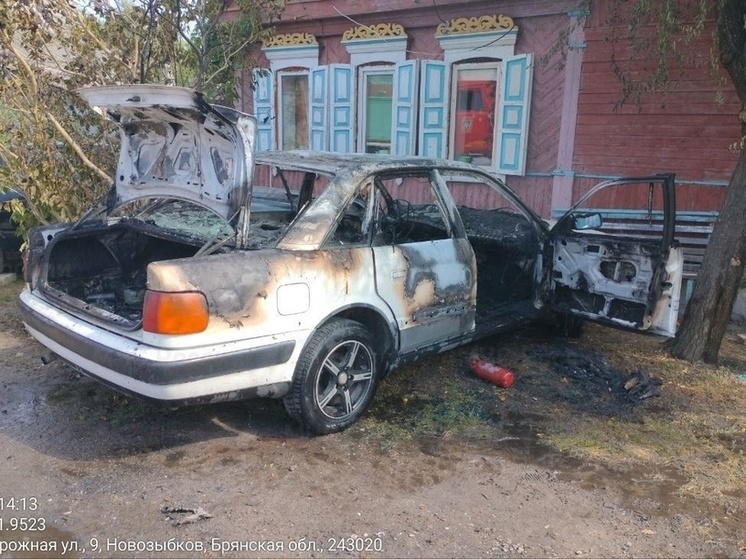 В брянском Новозыбкове загорелся автомобиль